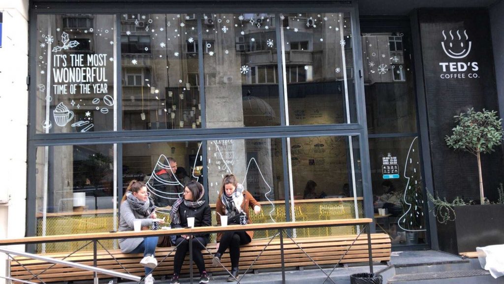 Decorarea geamurilor spatiilor comerciale cu ajutorul autocolantului