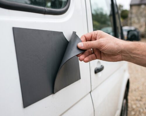 Folie magnetică auto vs autocolant: ce alegi pentru reclamă sau personalizare demontabilă