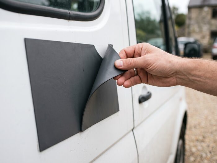 Folie magnetică auto vs autocolant: ce alegi pentru reclamă sau personalizare demontabilă