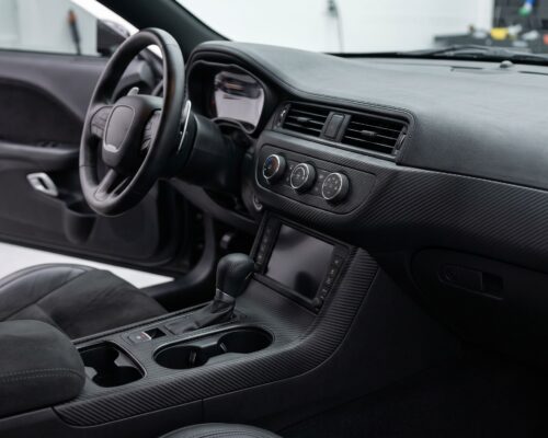 autocolant interior mașină textură carbon pe bord și consolă centrală