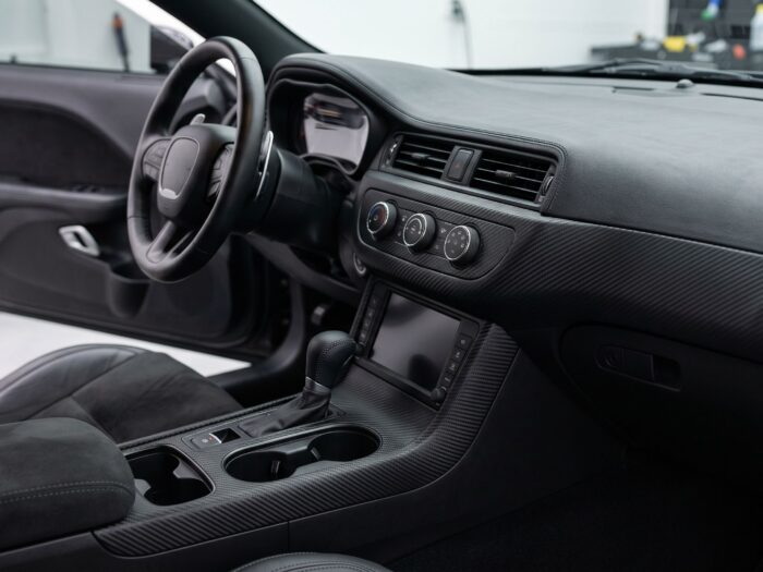 autocolant interior mașină textură carbon pe bord și consolă centrală