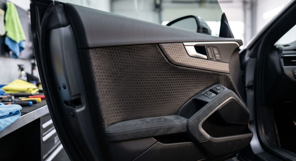 folie texturată honeycomb aplicată pe panou de portieră auto