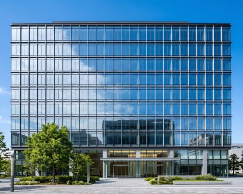 Fațadă de birouri cu folie de protecție solară exterior aplicată pe geam