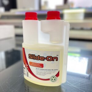 Aplicarea foliei de protecție solară cu gel SOTT Slide-On și racletă de pâslă