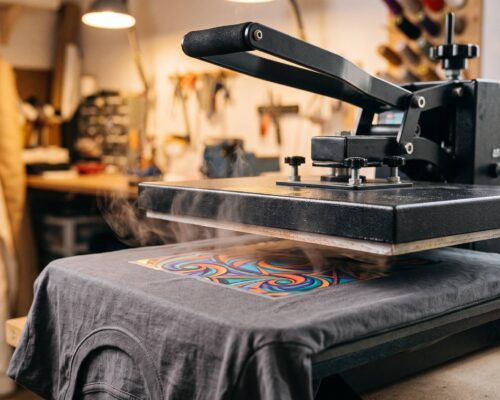 Aplicarea unei folii termotransfer pe un tricou, cu presa termică