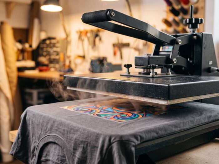 Aplicarea unei folii termotransfer pe un tricou, cu presa termică