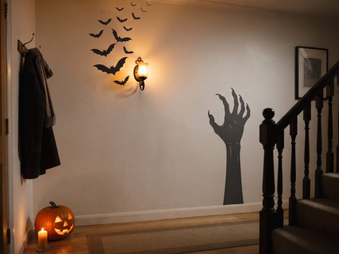 Stickere perete de Halloween din folie mată: umbră de mână și lilieci pe peretele unui hol