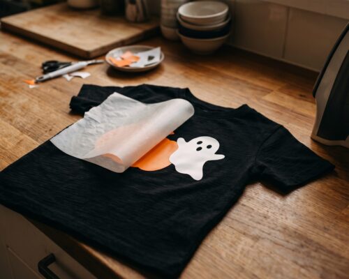 Stickere textile de Halloween din folie Siser P.S. Film aplicate cu fierul de călcat pe un tricou negru de copil