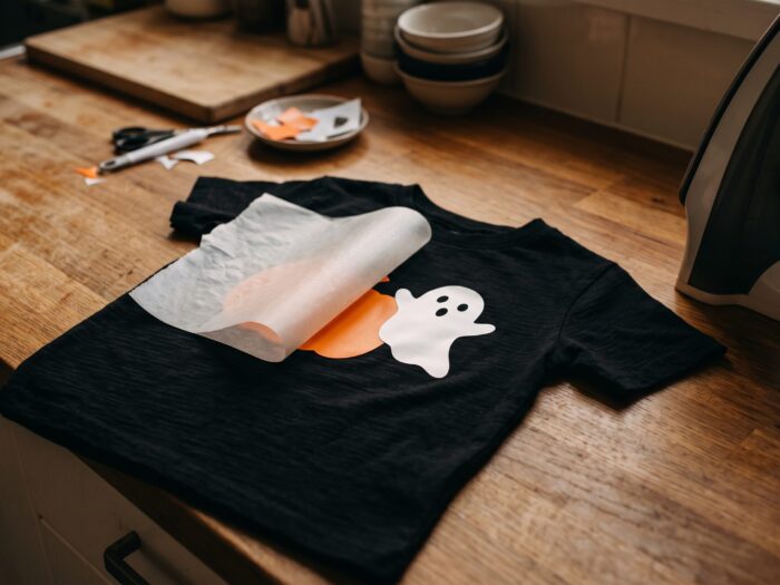 Stickere textile de Halloween din folie Siser P.S. Film aplicate cu fierul de călcat pe un tricou negru de copil